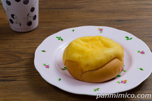 シュークリームみたいなパン　カスタード＆ホイップ【ファミリーマート】斜めから撮った写真