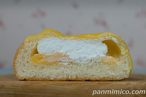 シュークリームみたいなパン　カスタード＆ホイップ【ファミリーマート】断面の写真