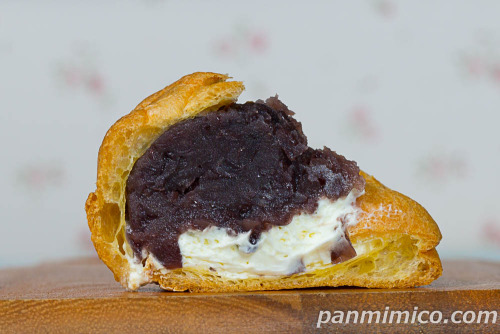 あんこたっぷり！シュー【ローソン】断面の写真