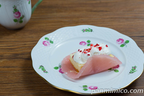 お餅で包んだ苺ケーキ【ローソン】斜めから撮った写真