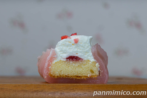 お餅で包んだ苺ケーキ【ローソン】断面の写真