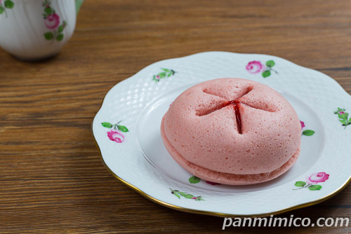 苺のスフレ（苺ソース＆ホイップ）【ヤマザキ】斜めから撮った写真