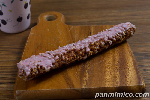 ザクッとしたチュロス（いちごチョコ）【ヤマザキ】斜めから撮った写真