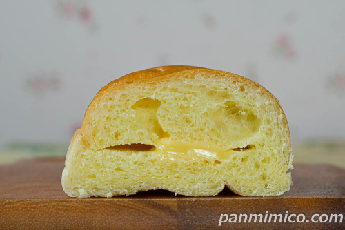 りんごコッペ（りんごバタークリーム）【フジパン】断面の写真
