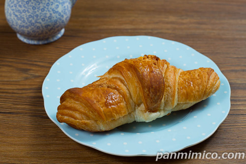 ソイクロワッサン（アーモンドホイップ）【ファミリーマート】斜めから撮った写真