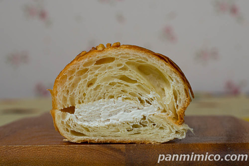 ソイクロワッサン（アーモンドホイップ）【ファミリーマート】断面の写真