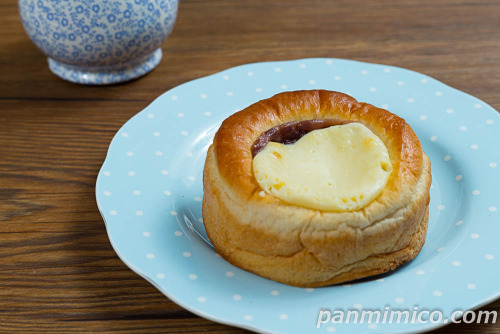 あん＆チーズ【タカキベーカリー】斜めから撮った写真