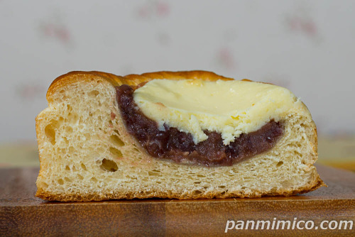 あん＆チーズ【タカキベーカリー】断面の写真