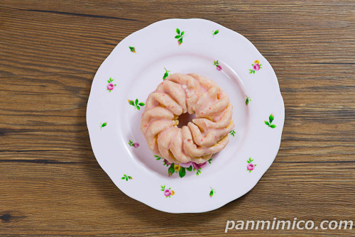 フレンチクルーラー（いちごホイップ）【ヤマザキ】上から撮った写真