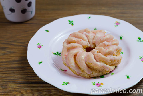 フレンチクルーラー（いちごホイップ）【ヤマザキ】斜めから撮った写真