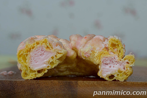 フレンチクルーラー（いちごホイップ）【ヤマザキ】断面の写真