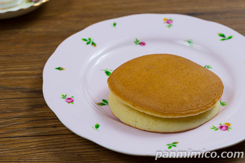 ふわふわホットケーキサンド(あまおう苺ジャム&ミルキーホイップ)2個入【ヤマザキ】斜めから撮った写真