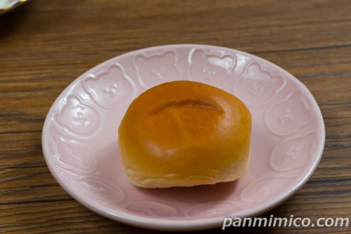 薄皮あまおう苺ジャム＆練乳クリームパン（4個入）【ヤマザキ】斜めから撮った写真