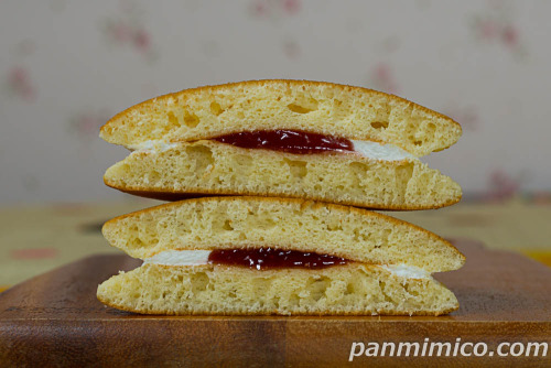 ふわふわホットケーキサンド(あまおう苺ジャム&ミルキーホイップ)2個入【ヤマザキ】断面の写真