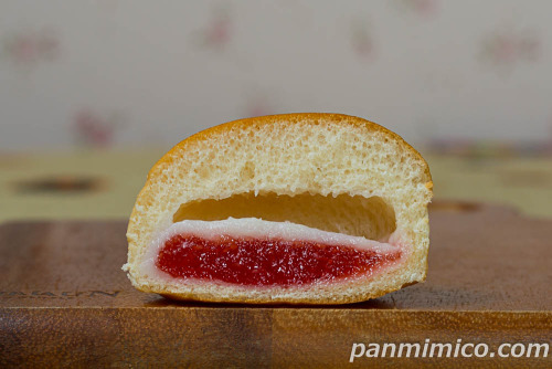 薄皮あまおう苺ジャム＆練乳クリームパン（4個入）【ヤマザキ】断面の写真