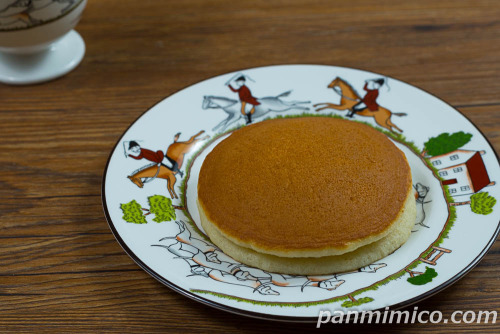 ふわもち食感のホットケーキサンド（つぶあん＆マスカルポーネ風味クリーム）【ヤマザキ】斜めから撮った写真