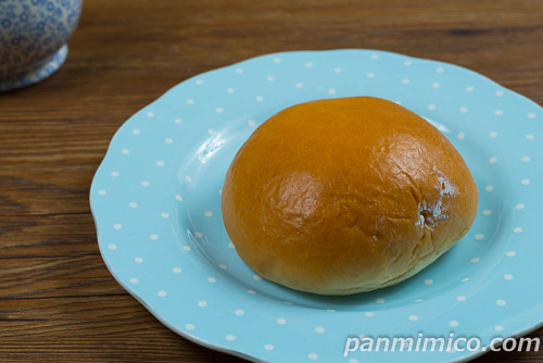 たっぷりホイップクリームパン【Pasco】斜めから撮った写真