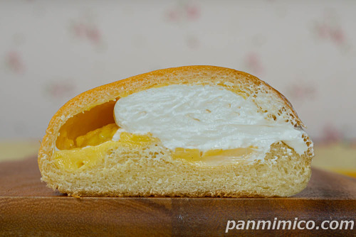たっぷりホイップクリームパン【Pasco】断面の写真