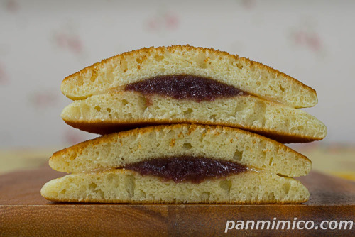 ふわもち食感のホットケーキサンド（つぶあん＆マスカルポーネ風味クリーム）【ヤマザキ】断面の写真