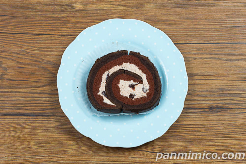 生チョコロールケーキ【ファミリーマート】上から撮った写真