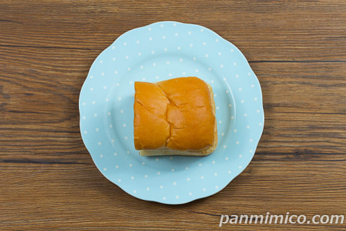 牛乳パン　ホイップクリーム【ローソン】上から撮った写真