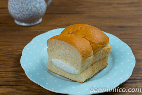 牛乳パン　ホイップクリーム【ローソン】斜めから撮った写真