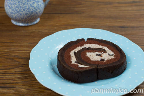 生チョコロールケーキ【ファミリーマート】斜めから撮った写真