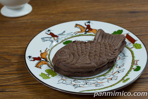 クリームたい焼きチョコ【ファミリーマート】斜めから撮った写真