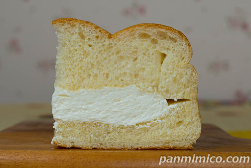 牛乳パン　ホイップクリーム【ローソン】断面の写真