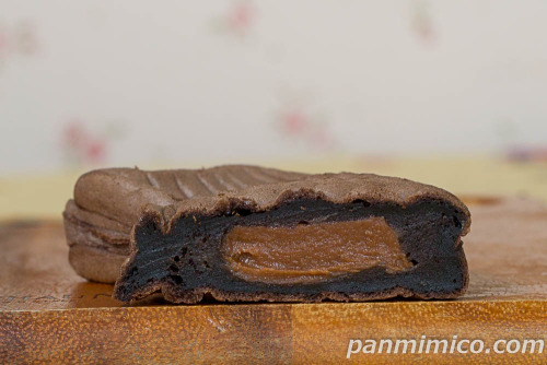 クリームたい焼きチョコ【ファミリーマート】断面の写真