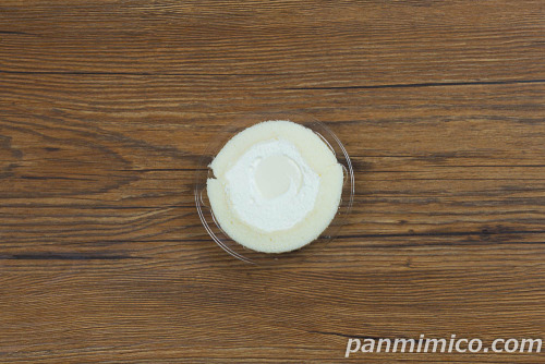 みるくプリンロールケーキ【ローソン】上から撮った写真