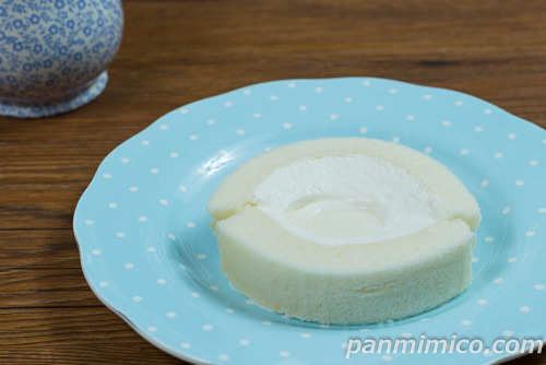 みるくプリンロールケーキ【ローソン】斜めから撮った写真