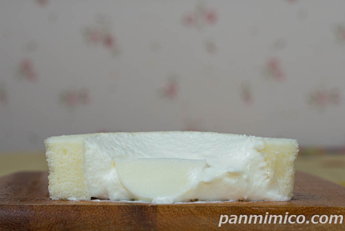 みるくプリンロールケーキ【ローソン】断面の写真