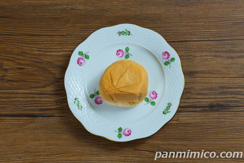 冷やして食べるとろけるくりーむパン　福岡あまおういちご【ファミリーマート】上から撮った写真