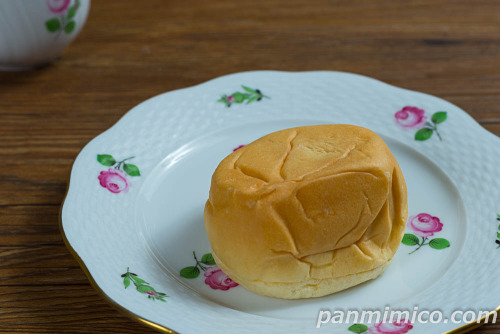 冷やして食べるとろけるくりーむパン　福岡あまおういちご【ファミリーマート】斜めから撮った写真