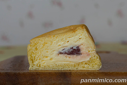 冷やして食べるとろけるくりーむパン　福岡あまおういちご【ファミリーマート】断面の写真