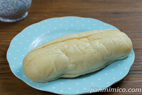 苺ホイップ＆苺ジャムロール【ヤマザキ】斜めから撮った写真