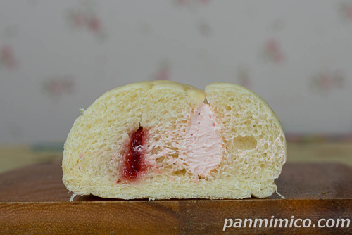 苺ホイップ＆苺ジャムロール【ヤマザキ】断面の写真