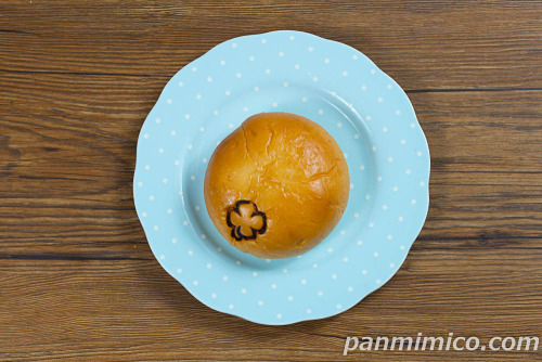 「ベーカリー麦田」特製つぶあんぱん【セブンイレブン】上から撮った写真