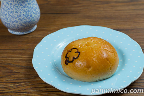 「ベーカリー麦田」特製つぶあんぱん【セブンイレブン】斜めから撮った写真