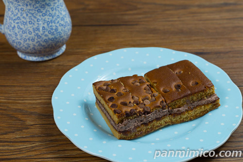 ７プレミアム　ブランのクリームサンドチョコチップ４切【セブンイレブン】斜めから撮った写真