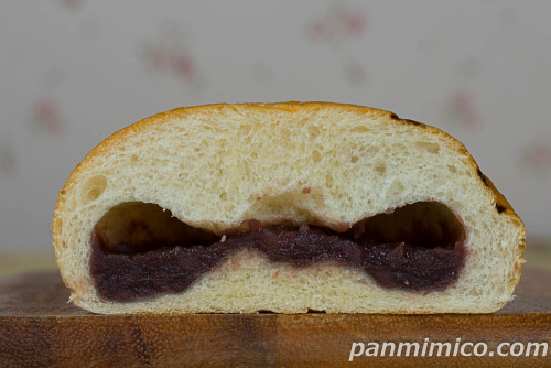 「ベーカリー麦田」特製つぶあんぱん【セブンイレブン】断面の写真