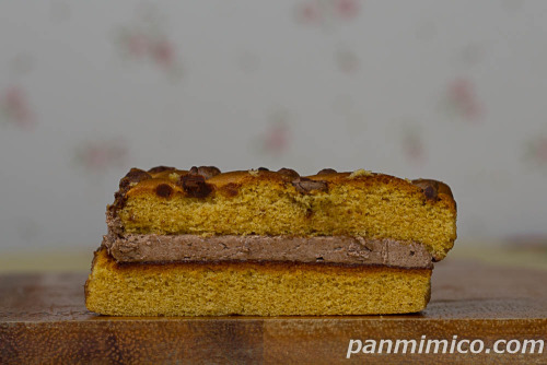 ７プレミアム　ブランのクリームサンドチョコチップ４切【セブンイレブン】断面の写真