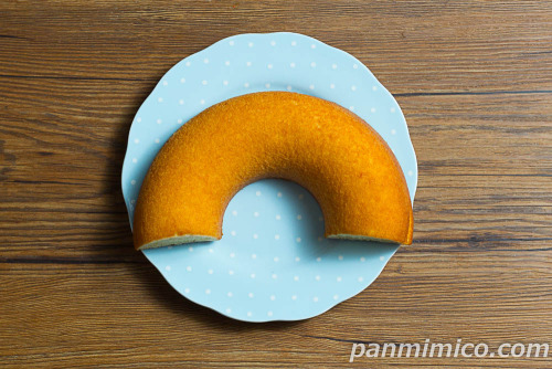 国産小麦のふわふわたまごシフォンケーキ　発酵バター【ローソン】上から撮った写真