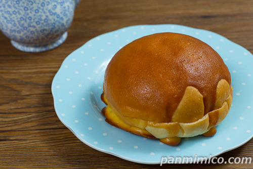 ふんわりブール　練乳クリーム【ローソン】斜めから撮った写真