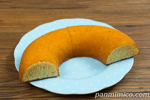 国産小麦のふわふわたまごシフォンケーキ　発酵バター【ローソン】斜めから撮った写真