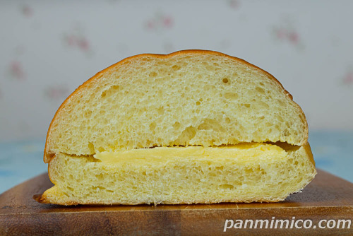 ふんわりブール　練乳クリーム【ローソン】断面の写真