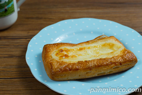 北海道クリームチーズデニッシュ【Pasco】斜めから撮った写真