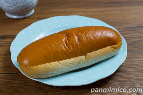 ふわもちコッペ　りんご＆カスタード　青森県産ふじりんご【ローソン】斜めから撮った写真