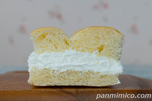 冷やして食べる牛乳パン【ファミリーマート】断面の写真
